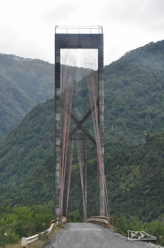 Ponte estreita na Carretera Austral, região do lago Yelcho, no sul do Chile